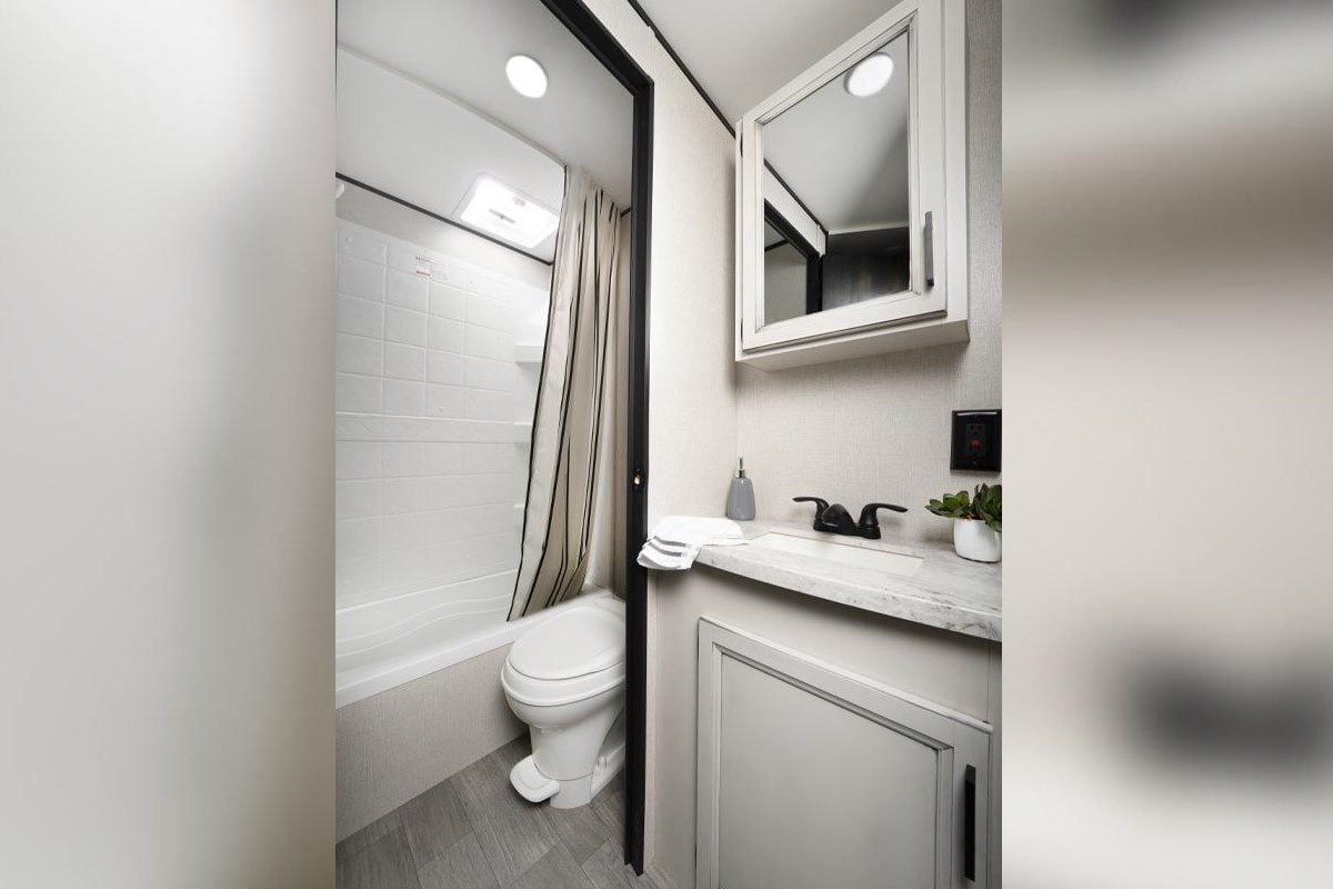 10 Best RVs with Bathtubs (Fabulous RVs to Soak In)