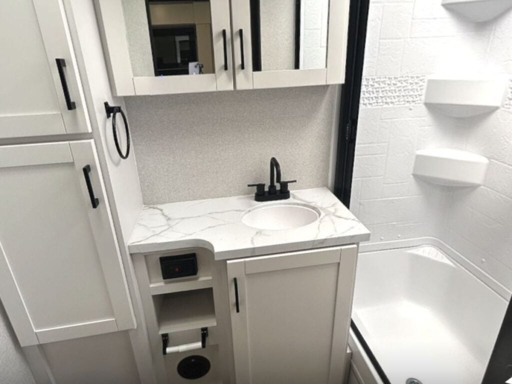 Best Budget RV for Dogs: Range Lite 211RKM