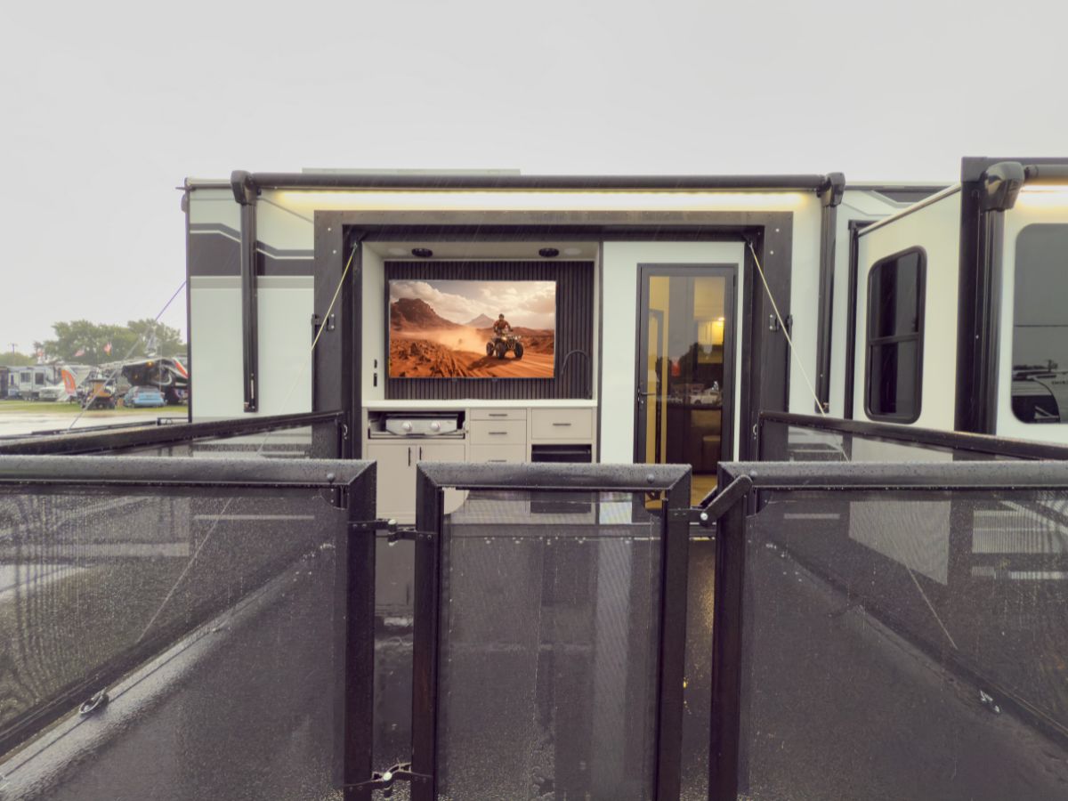 RVs with Porches: Momentum 399M