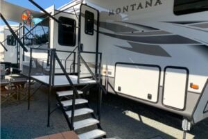 RV Steps with a Platform: Sunrise Sequoia Series