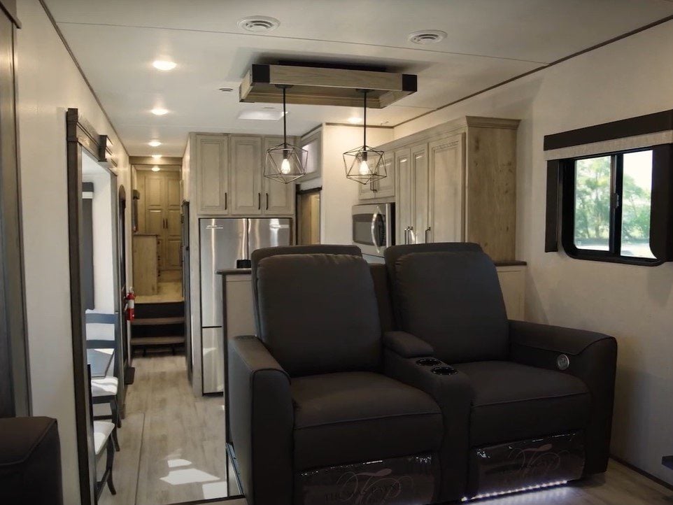 Fifth Wheel Campers with Front Living Rooms: Alpine Avalanche 346FL