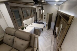 Fifth Wheel Campers with Front Living Rooms: HGE 3FL 