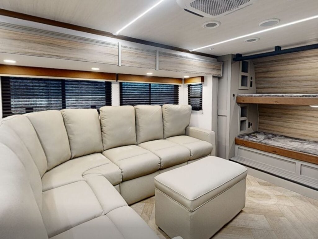 Fifth Wheel Campers with Front Living Rooms: Sprinter 3800FLB