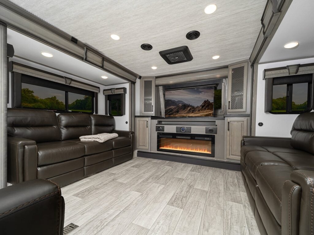 Fifth Wheel Campers with Front Living Rooms: Montana 3761FL