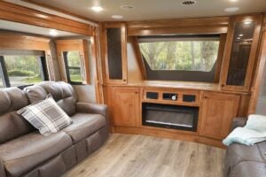 Fifth Wheel Campers with Front Living Rooms: Vilano 377FL