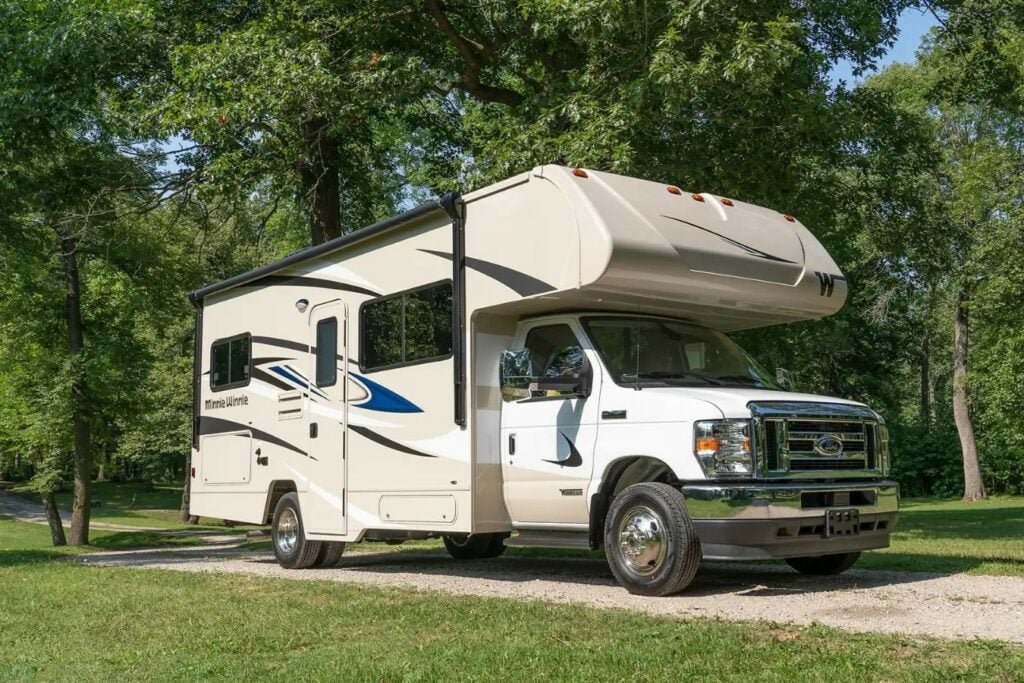 Small RVs with Bathrooms: Minnie Winnie 22R