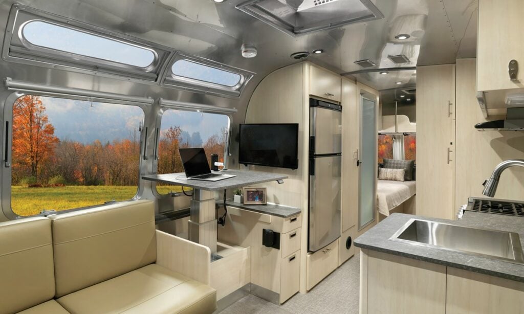 Travel Trailers with Twin Beds: Airstream Flying Cloud 25RB