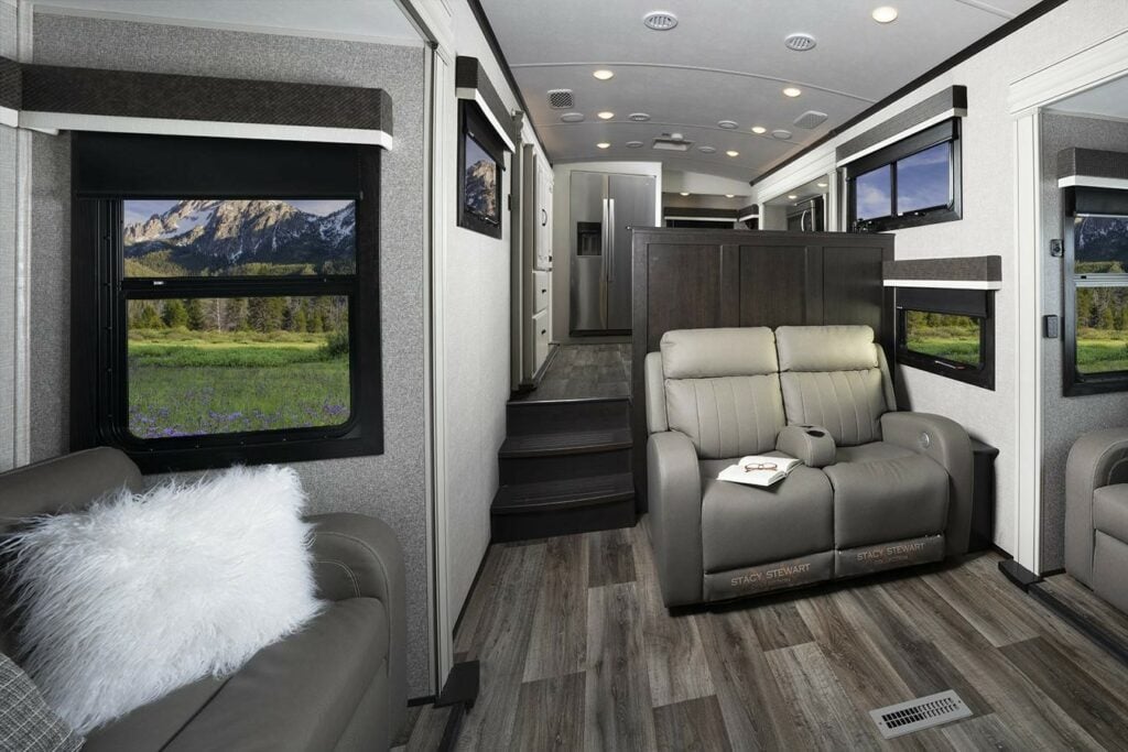 Fifth Wheels with a Built-In Generator: North Point