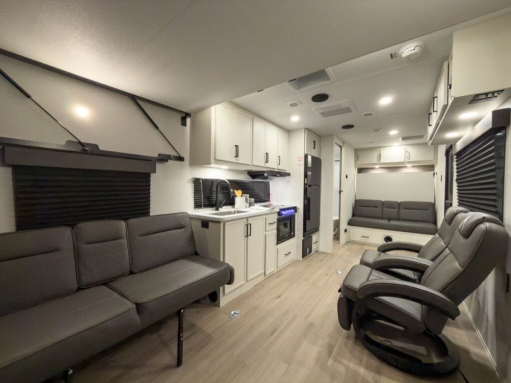 Small Toy Haulers: Momentum MAV 22MAV