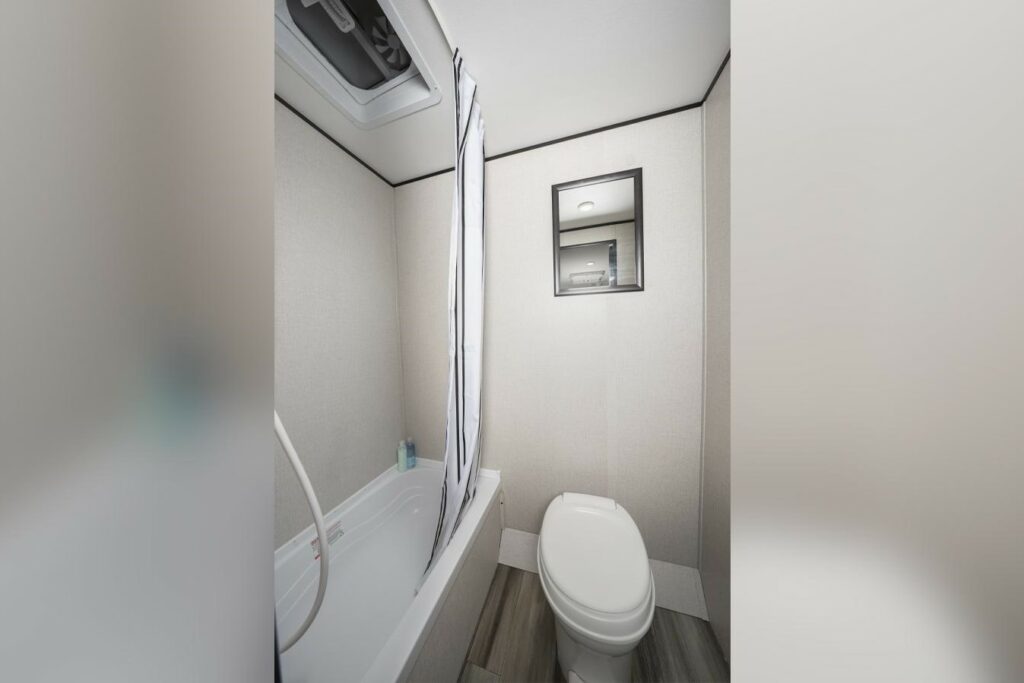 RVs with Bathtubs: Autumn Ridge 19BH.