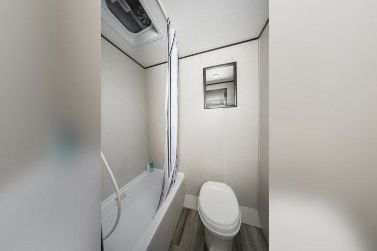 10 Best RVs with Bathtubs (Fabulous RVs to Soak In)
