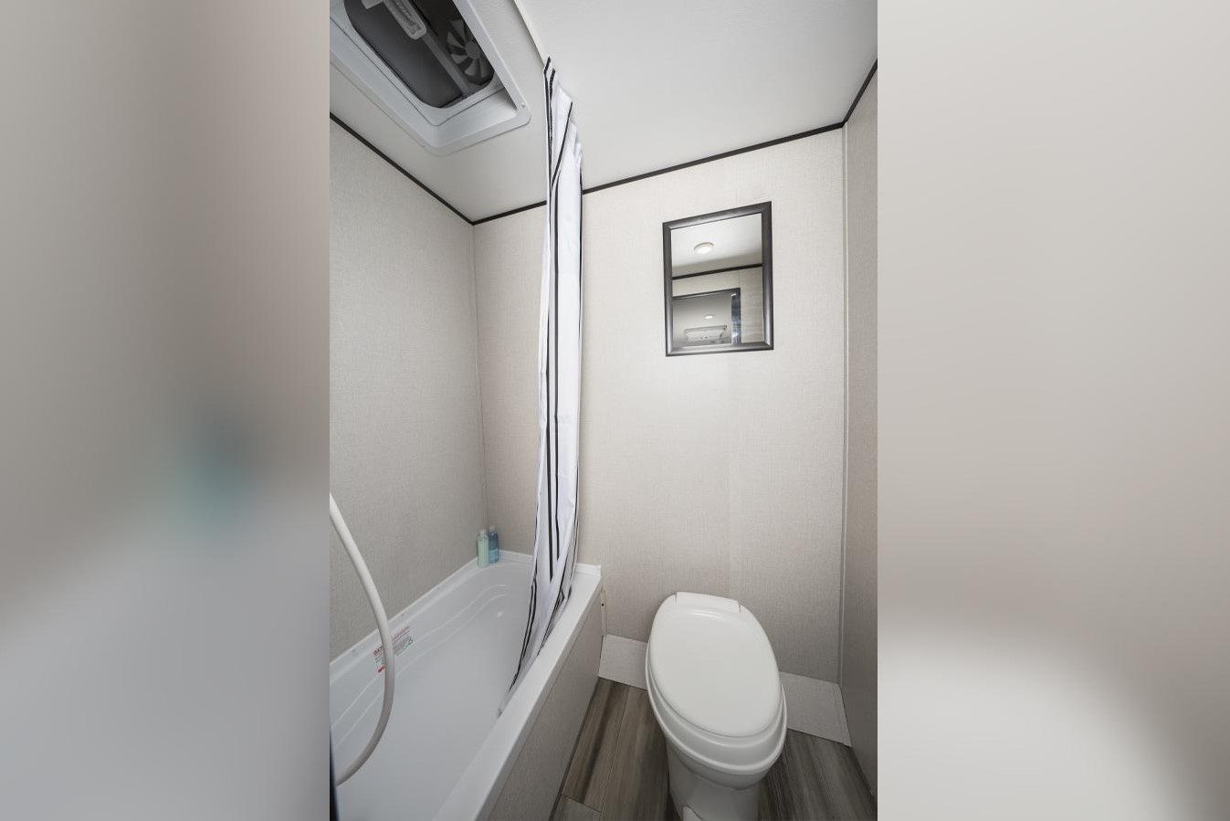 10 Best RVs with Bathtubs (Fabulous RVs to Soak In)