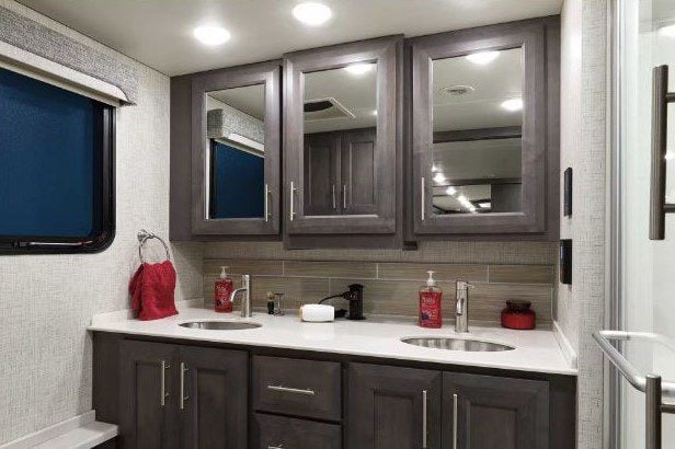 RVs with Bathtubs: Aria 4000.