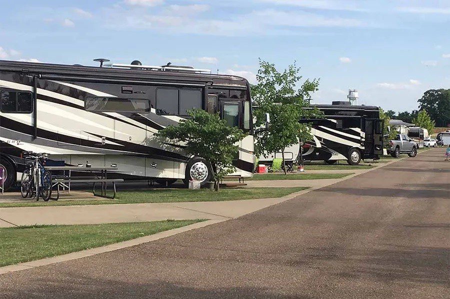 Best Luxury RV Resorts in Tennessee: EZ Daze RV Resort.
