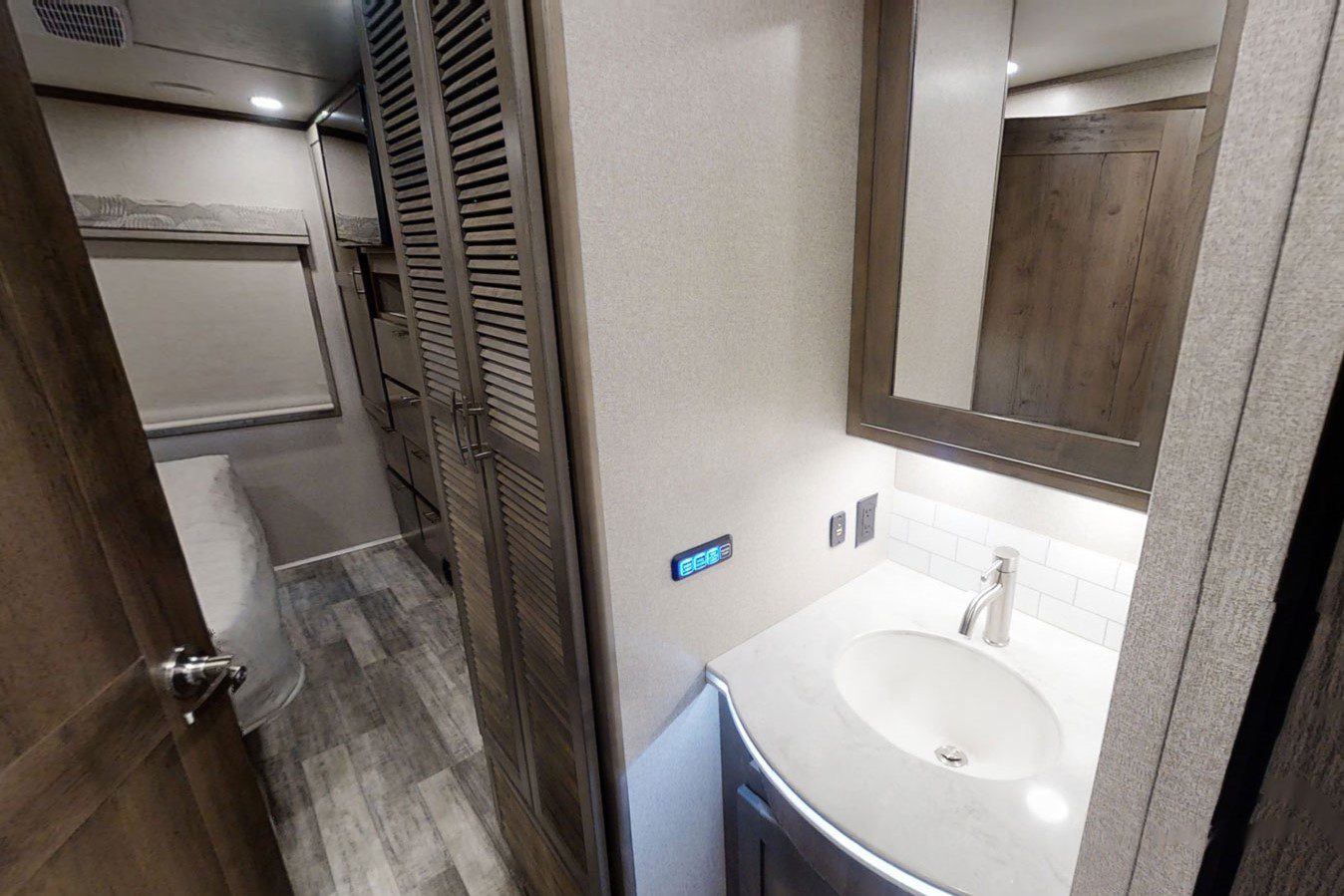 20 Awesome RVs with a Washer and Dryer [2023 Update]
