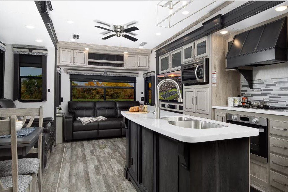 Fifth Wheels with a Built-In Generator: Alpine.