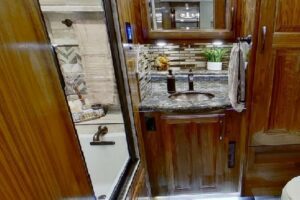 RVs with Bathtubs: Realm FS605.