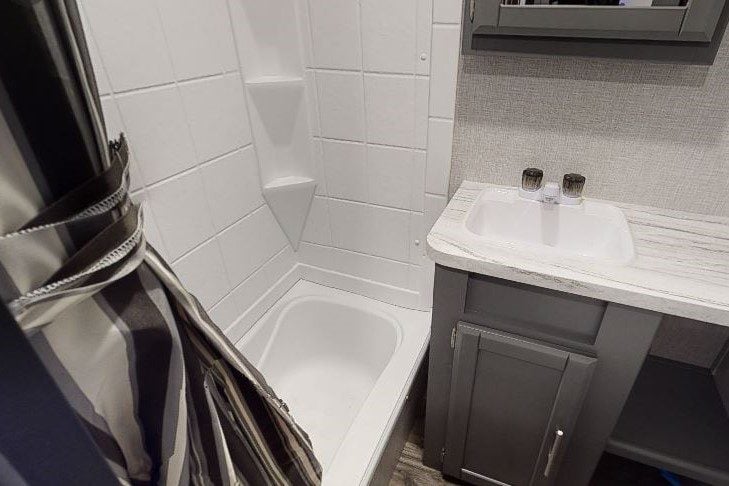 RVs with Bathtubs: Volante 240RL.