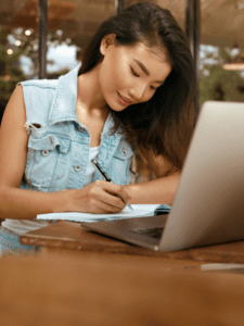 cropped-woman-laptop-nomad.png