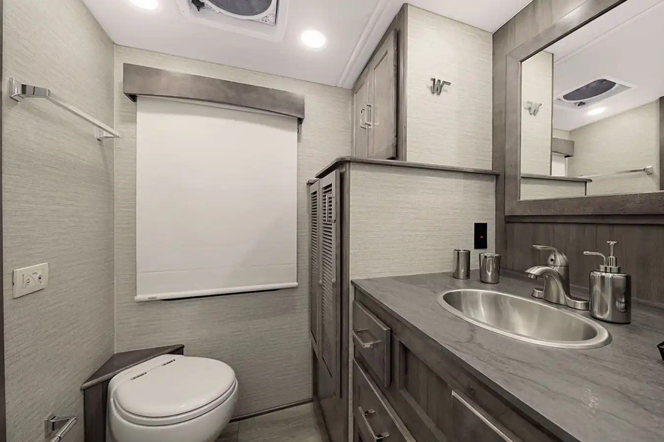 20 Awesome RVs with a Washer and Dryer [2024 Update]