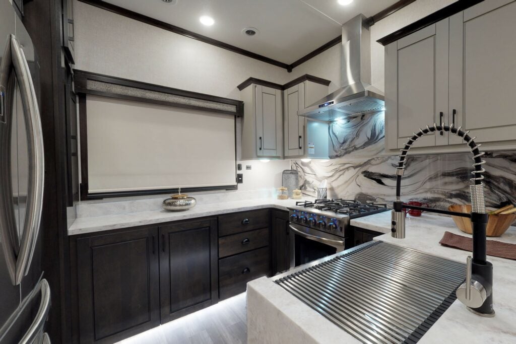 Fifth Wheels with a Built-In Generator: Redwood.