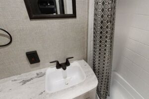 RVs with Bathtubs: Jay Flight 212QB