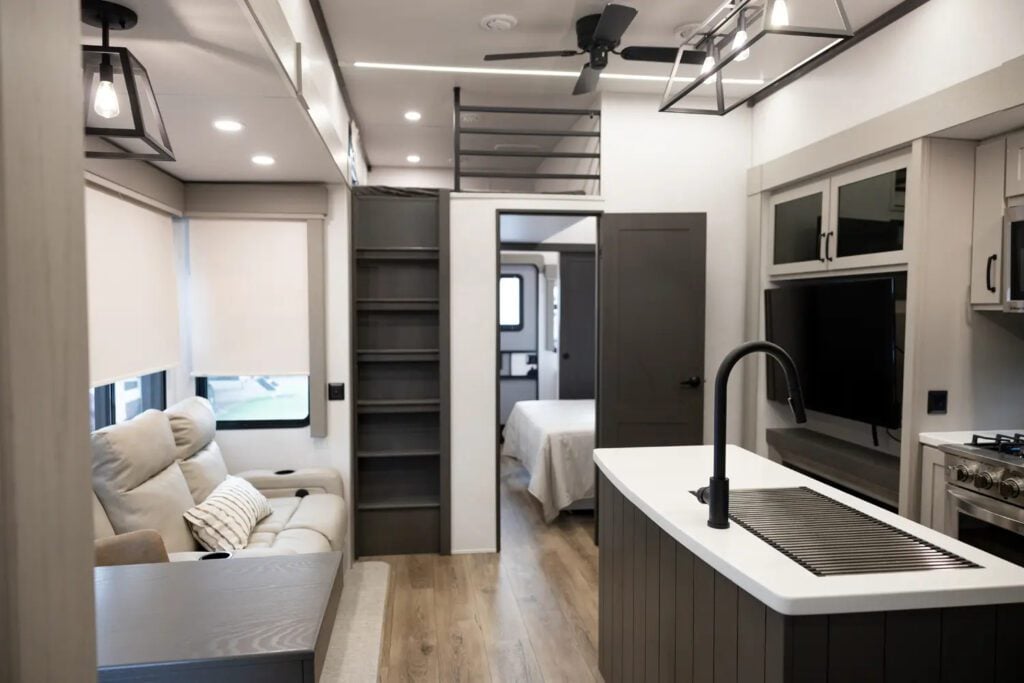 Fifth Wheels with 2 Bathrooms: Columbus 376DS