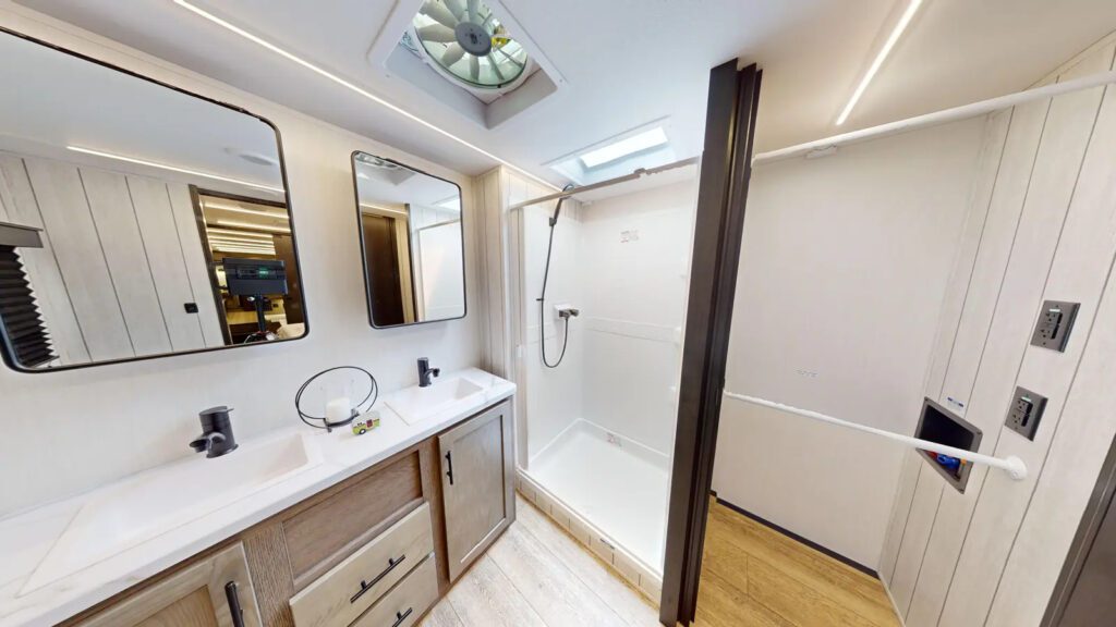 Fifth Wheels with 2 Bathrooms: Forest River Arctic Wolf 3950SUITE