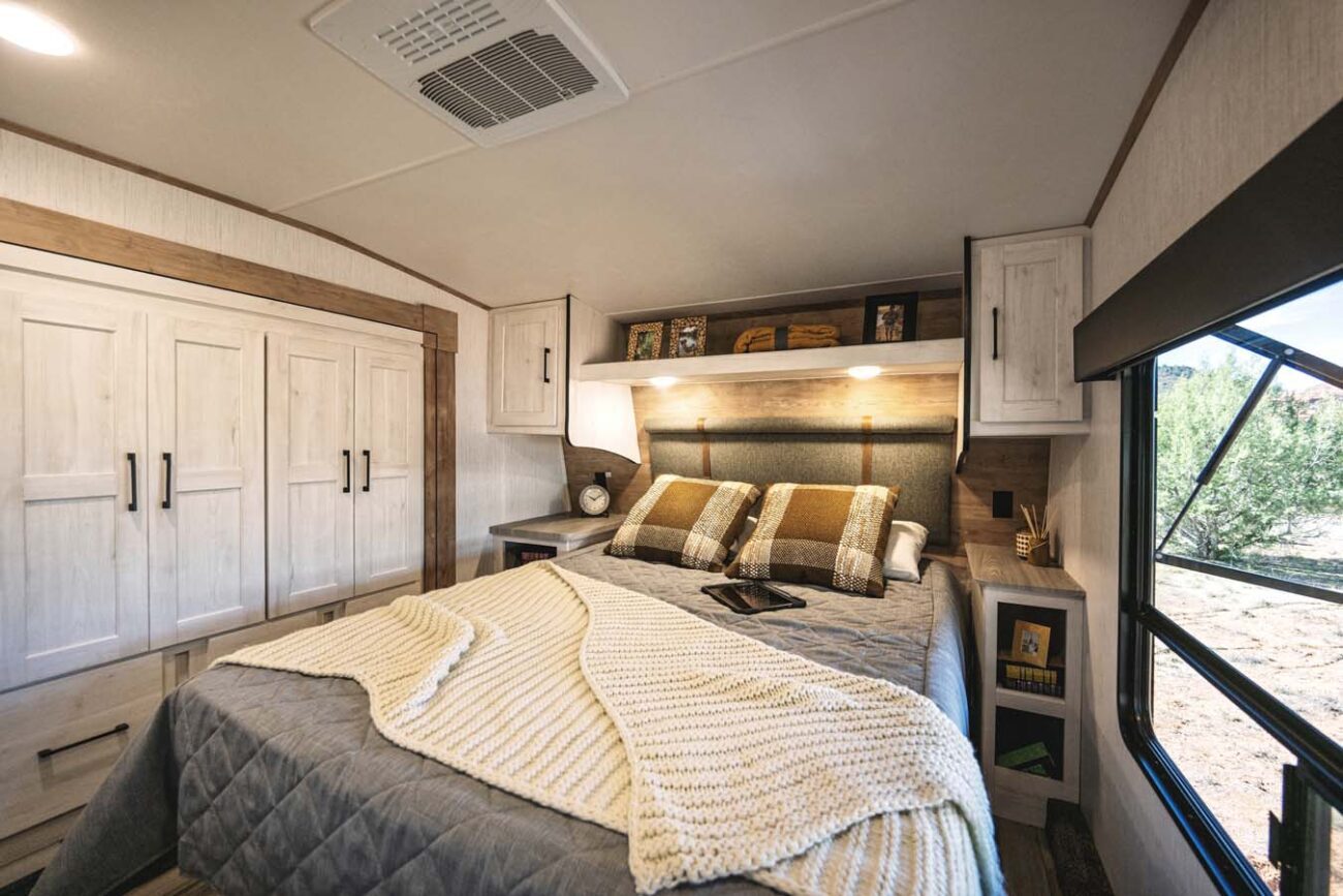 Fifth Wheels with 2 Bathrooms: Milestone 380DSL