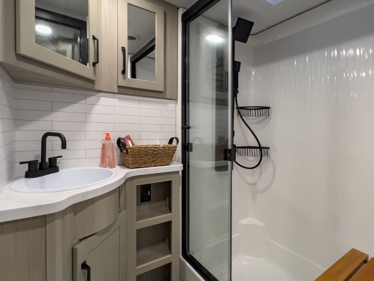 Fifth Wheels with 2 Bathrooms: Momentum 381MS