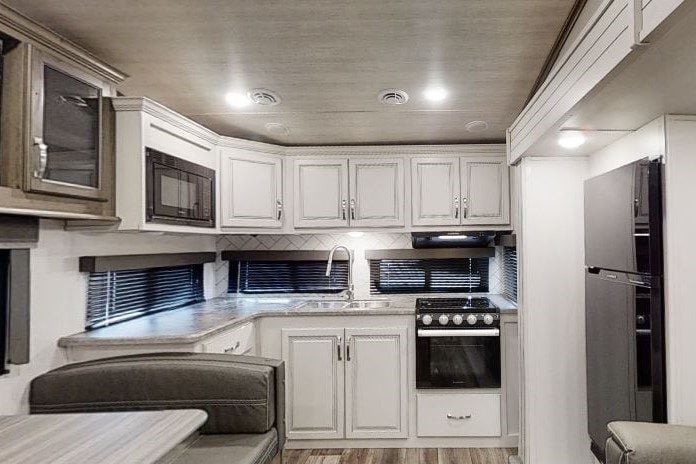 Best Rear Kitchen Fifth Wheels: Cougar 23MLE