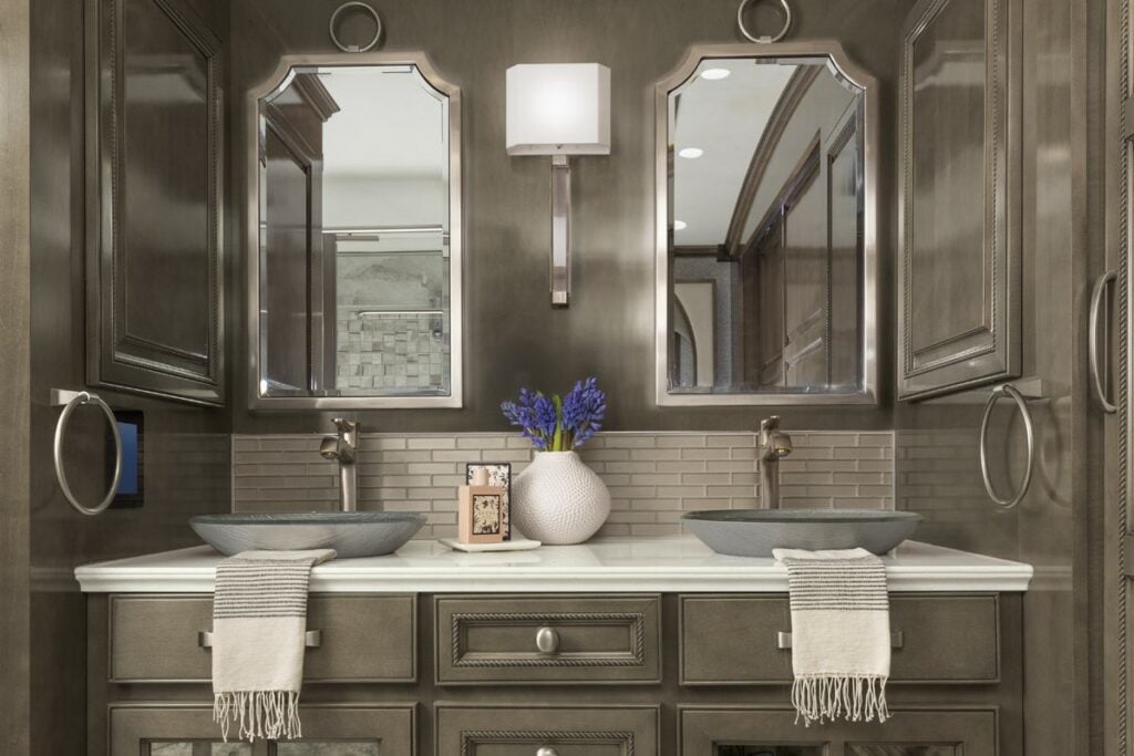 RVs with Large Bathrooms: Newmar Essex 4521