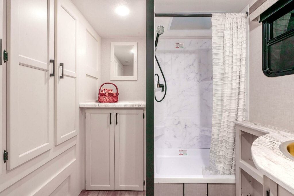 RVs with Large Bathrooms: Venture Stratus SR261VRB