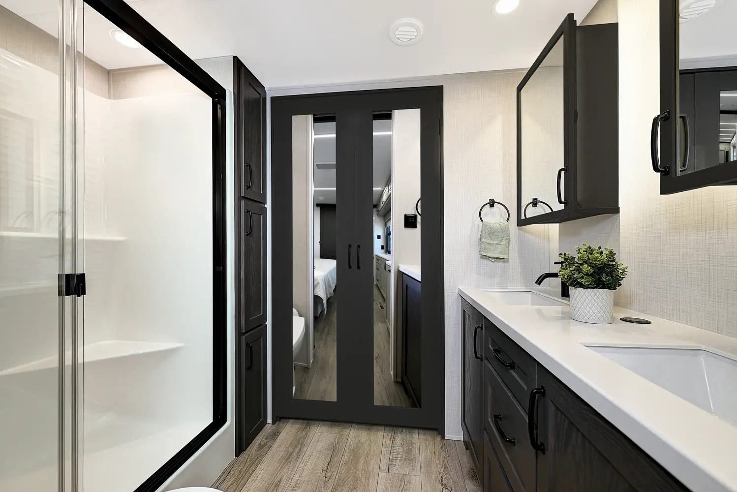 RVs with Large Bathrooms: Palomino Columbus 384RKH