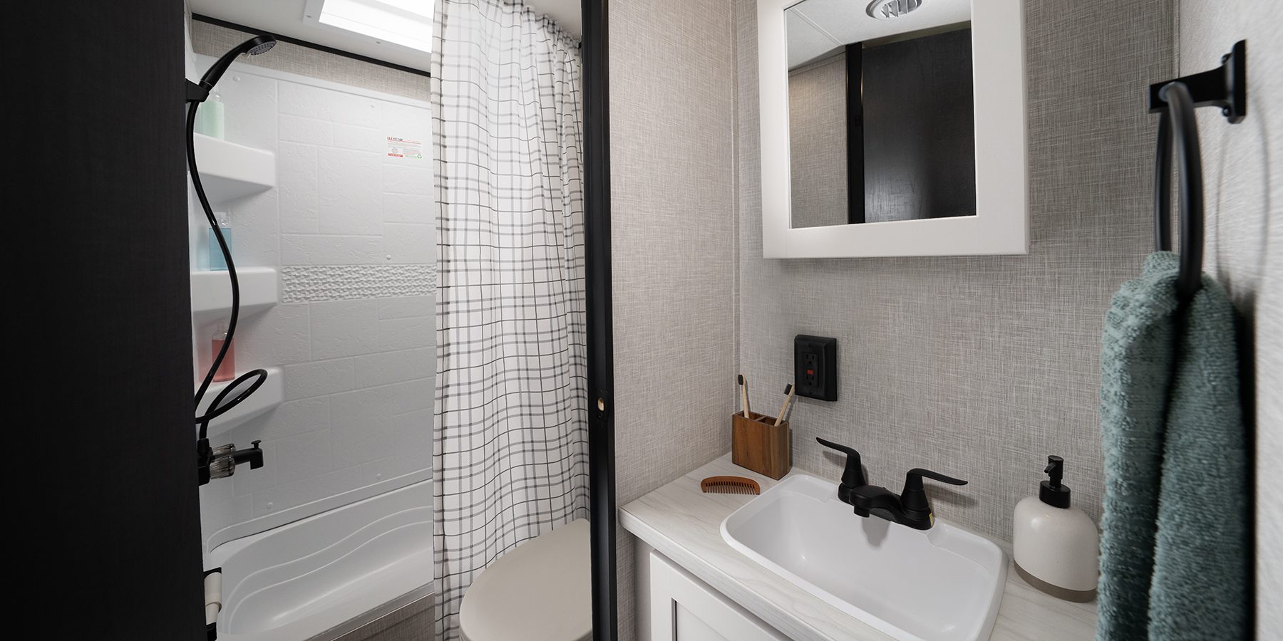 RVs with Bathtubs: Jay Flight 267BHS