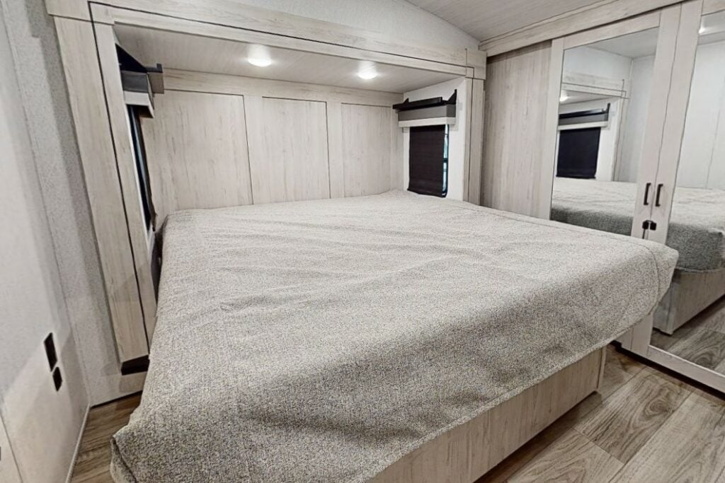 RVs with a Washer and Dryer: East to West Blackthorn