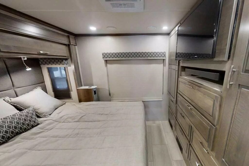 RVs with a Washer and Dryer: Dynamax DX3