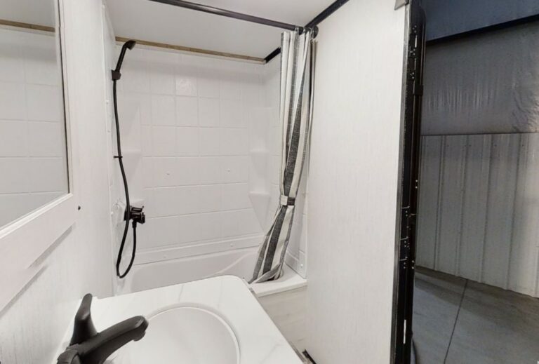 10 Best RVs with Bathtubs (Fabulous RVs to Soak In)