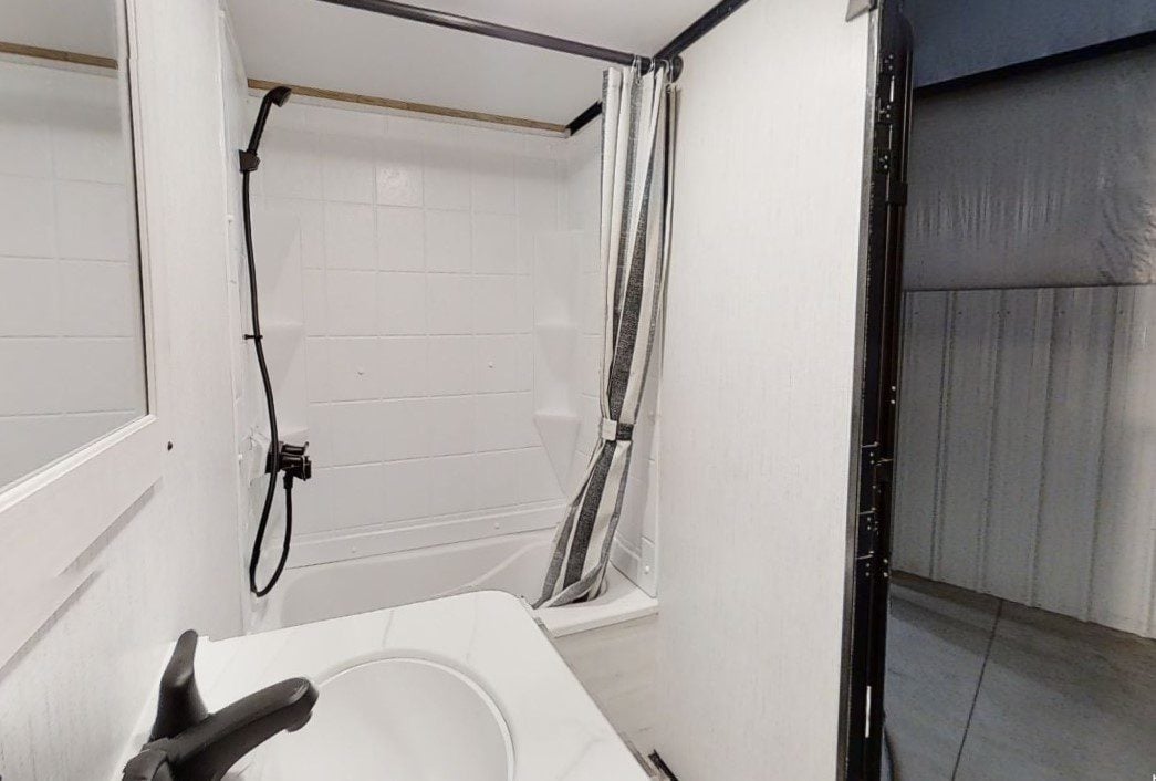 10 Best RVs with Bathtubs (Fabulous RVs to Soak In)