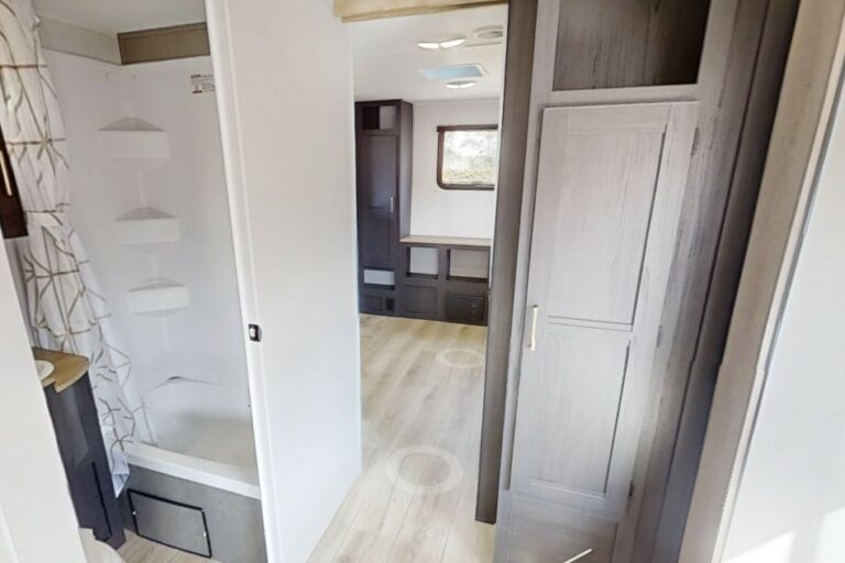 10 Best RVs with Bathtubs (Fabulous RVs to Soak In)