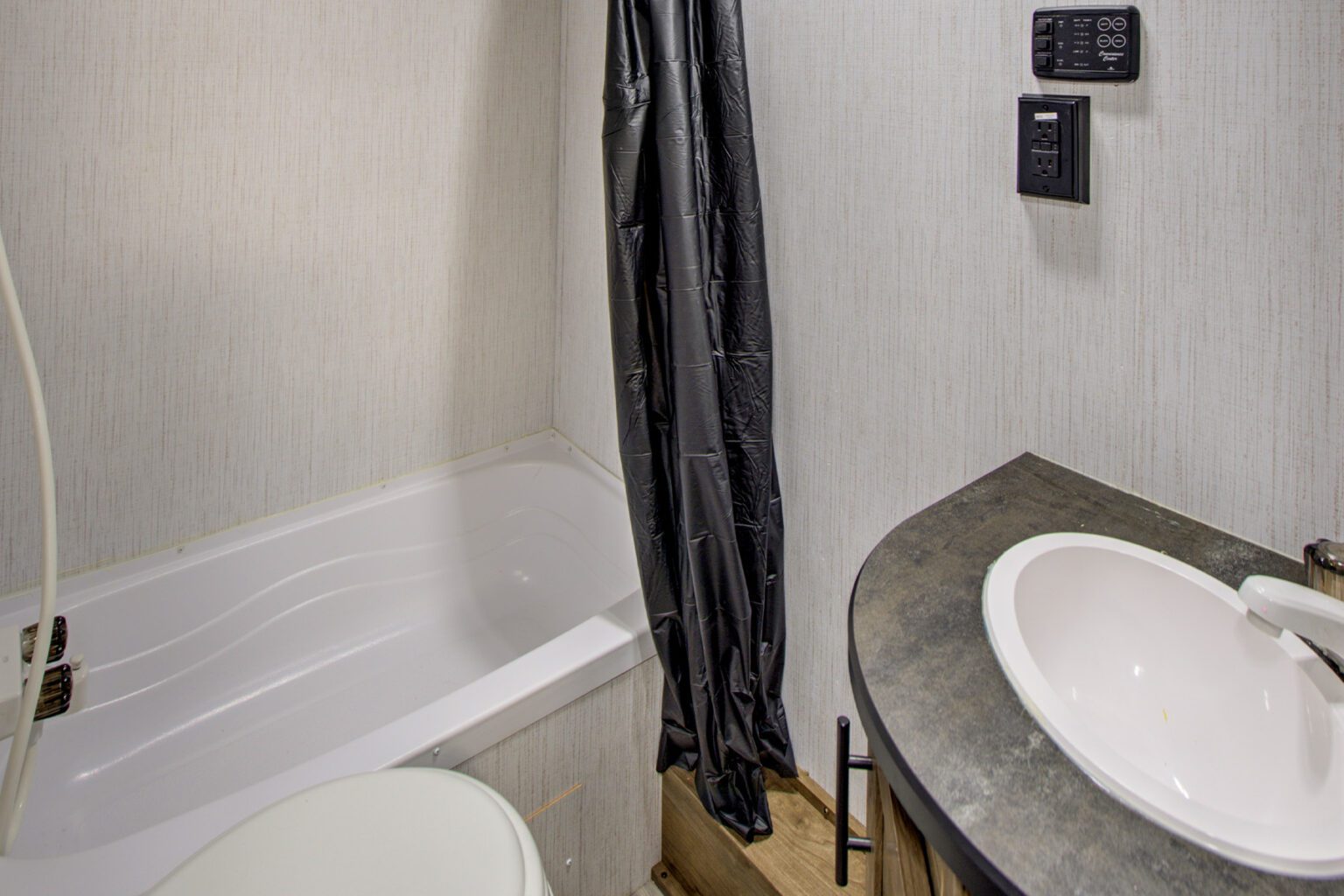 10 Best RVs with Bathtubs (Fabulous RVs to Soak In)