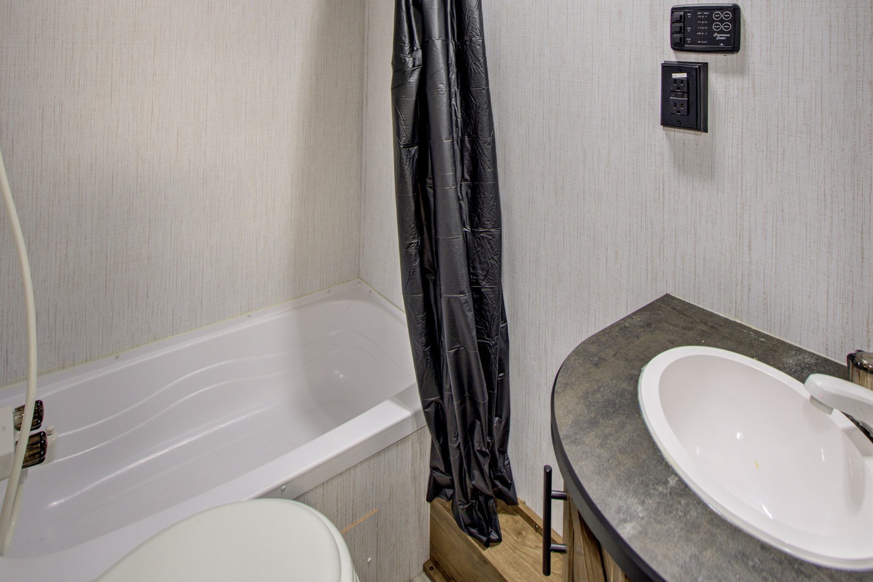 10 Best RVs with Bathtubs (Fabulous RVs to Soak In)