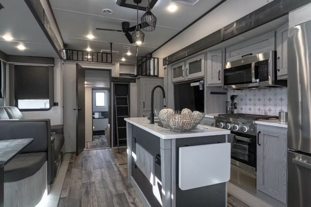 Fifth Wheels with 2 Bathrooms: Montana High Country 381TB