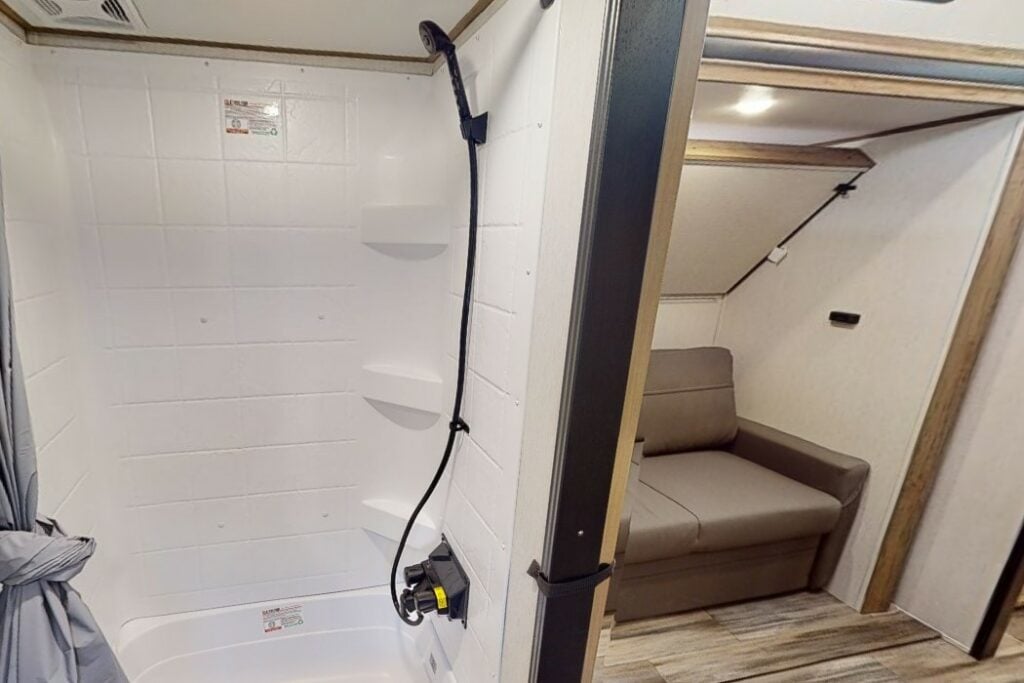 Fifth Wheels with 2 Bathrooms: Sabre 38DBL