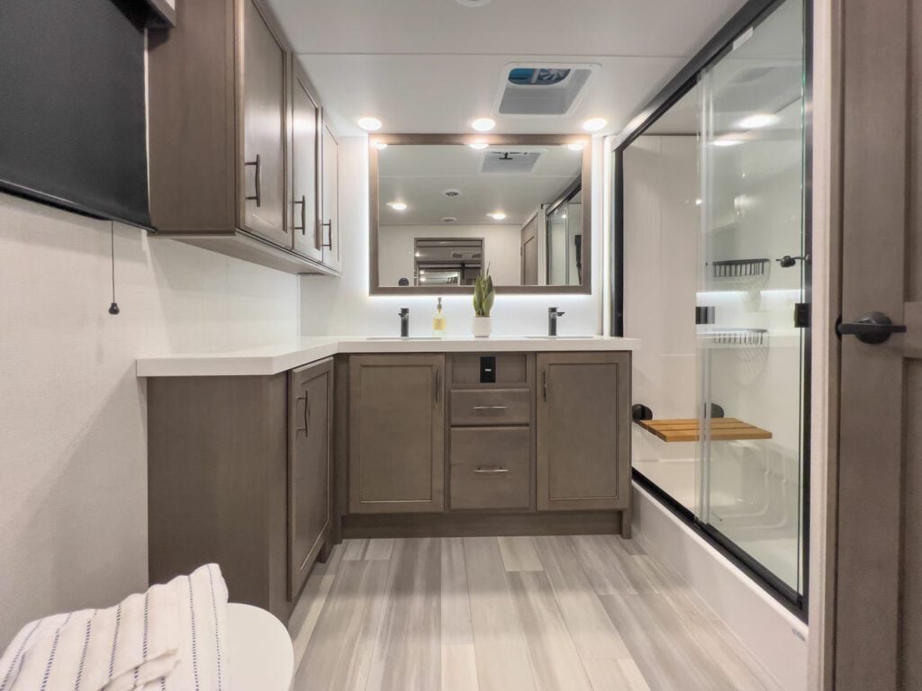 Fifth Wheels with 2 Bathrooms: Solitude 380FL