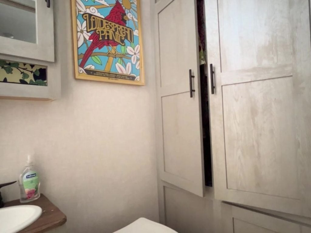 RV cabinet cracked